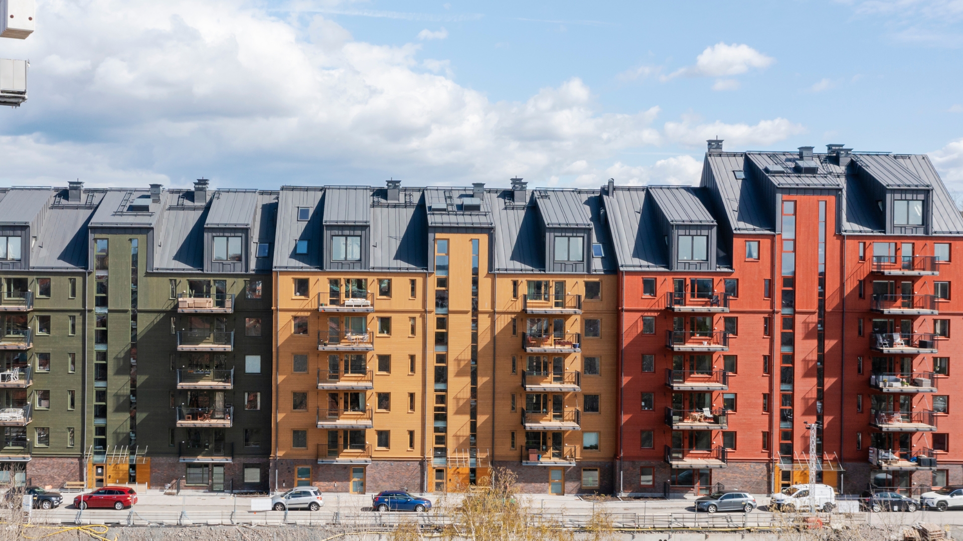 Fasad av ThermoWood med BT Pigment Grön, Röd och Gul