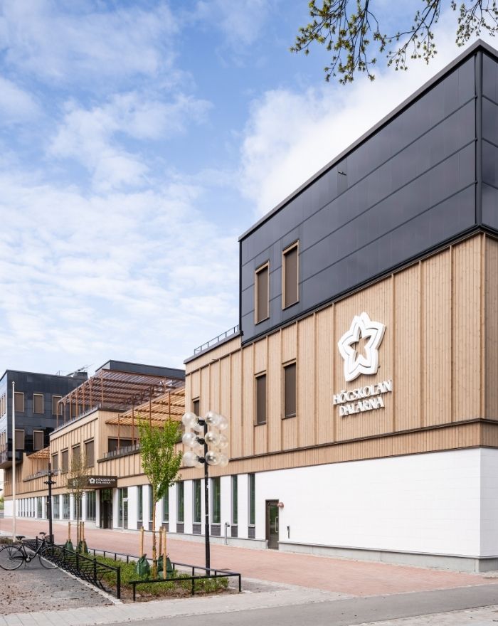 Fasad klädd med ThermoWood BT Pigment Silver på Campus Borlänge