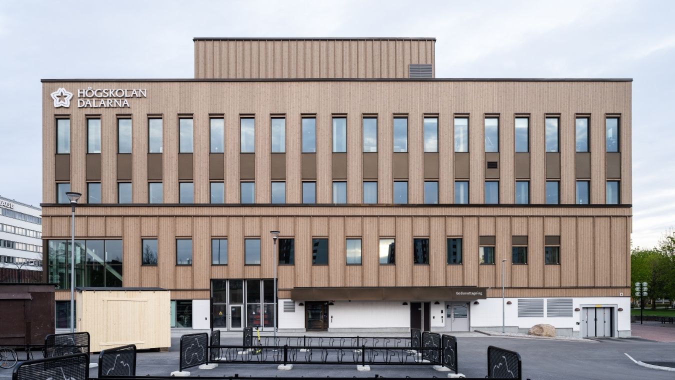 Entré av Campus Borlänge med ThermoWood BT Pigment Silver som fasad