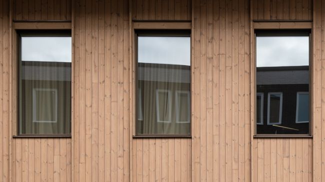 Fönster tillsammans med panel av ThermoWood BT Pigment Silver