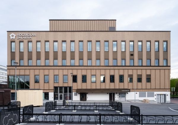 Entré av Campus Borlänge med ThermoWood BT Pigment Silver som fasad