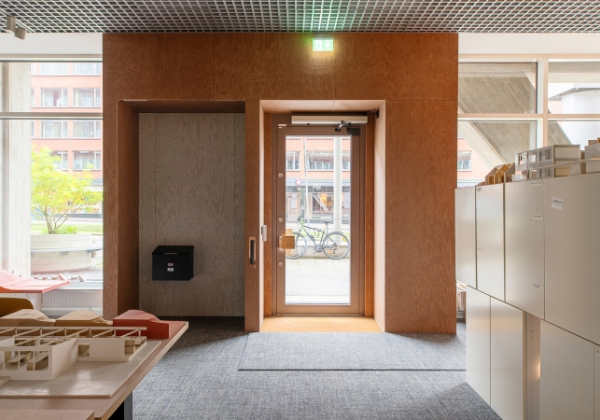 Entré inramad av ljusbrun Studiopanel.