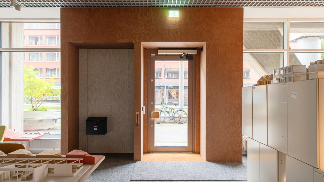 Entré inramad av ljusbrun Studiopanel.