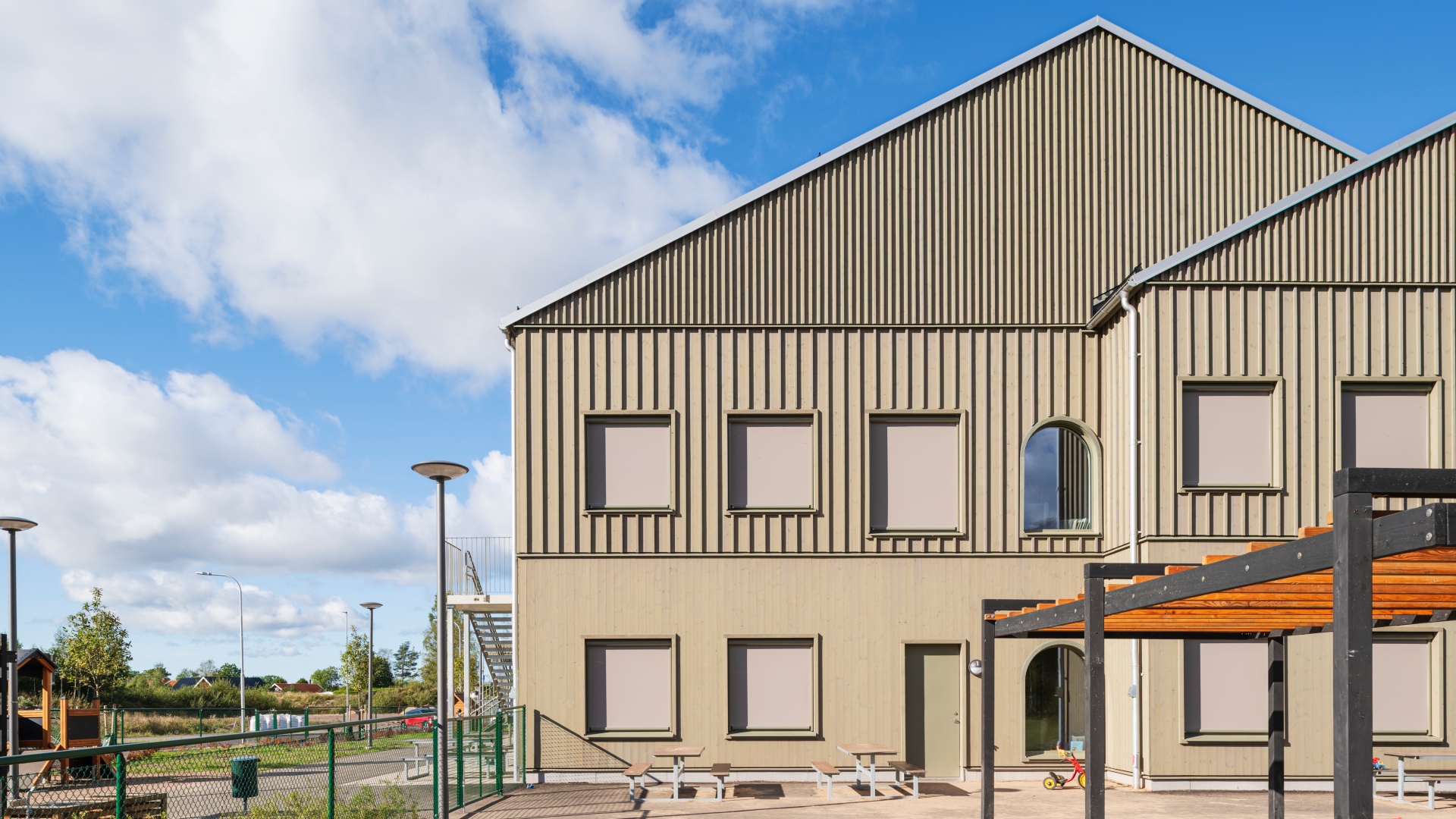 Fasad av pigmenterad ThermoWood i en grön kulör.