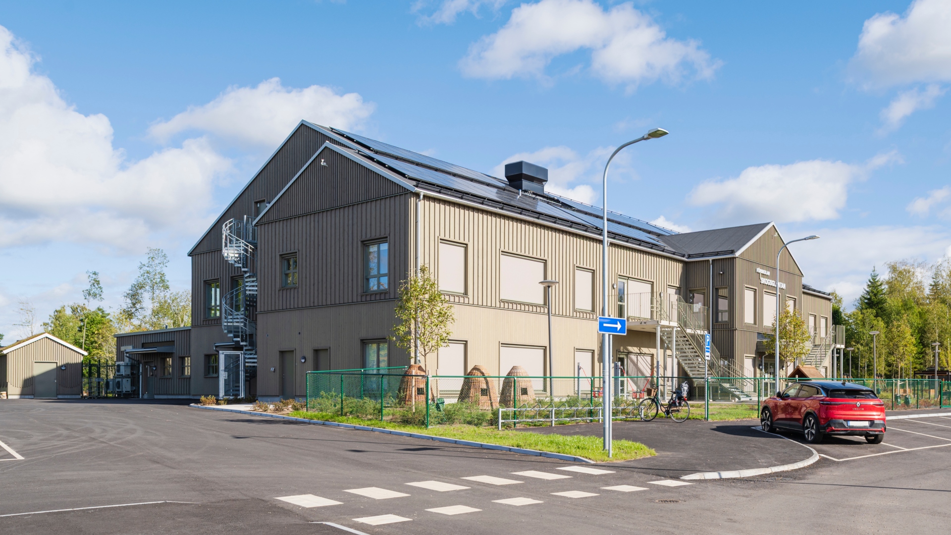 Fasad av pigmenterad ThermoWood i en grön kulör.