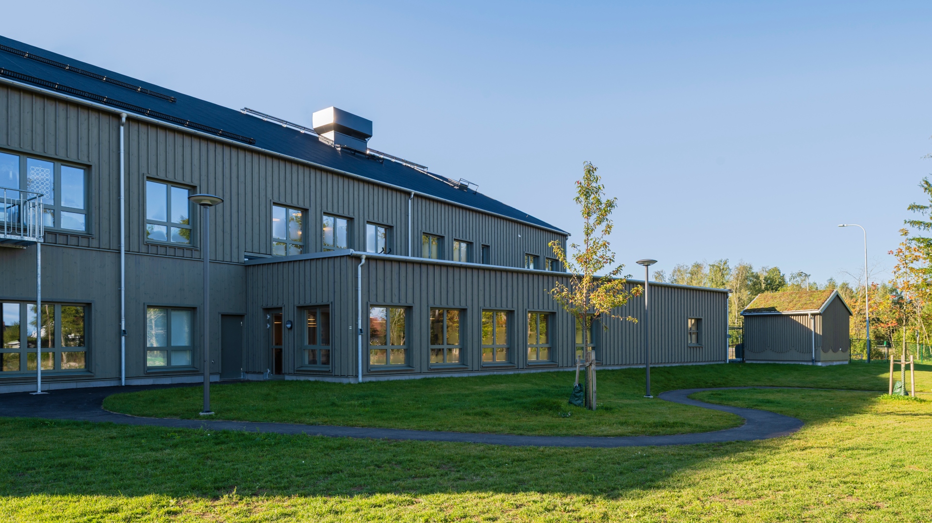 Fasad av pigmenterad ThermoWood i en grön kulör.