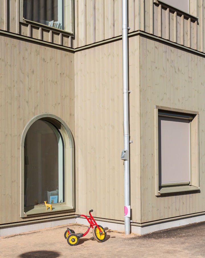 Fasad av grönpigmenterad ThermoWood.