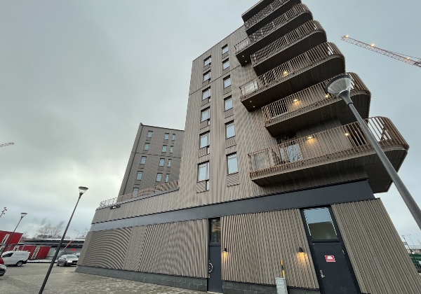 Fasad av silverpigmenterad ThermoWood.