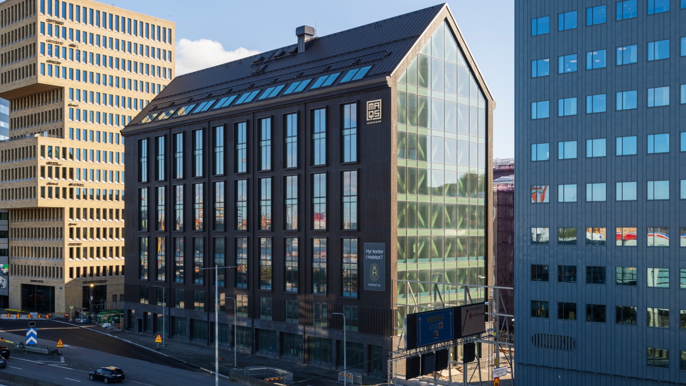 Fasad av svartpigmenterad ThermoWood.