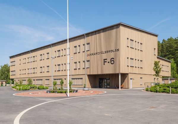 Fasad av silverpigmenterad ThermoWood.