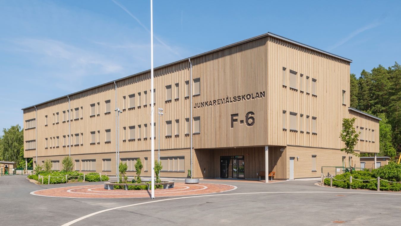 Fasad av silverpigmenterad ThermoWood.