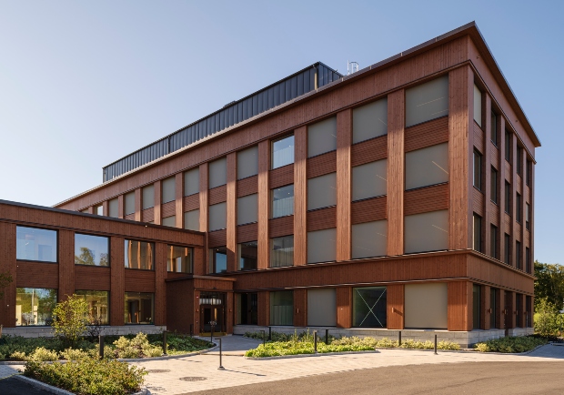 Fasad av brunpigmenterad ThermoWood.