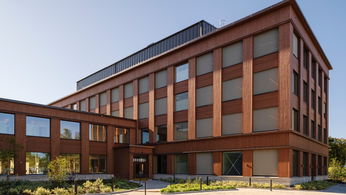 Fasad av brunpigmenterad ThermoWood.