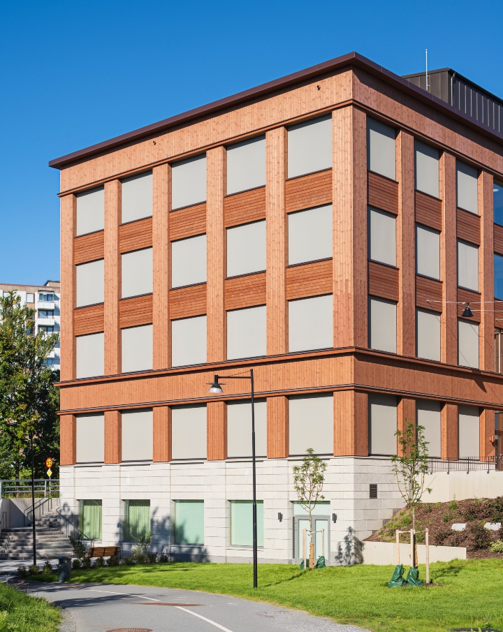 Fasad klädd med ThermoWood BT Pigment Naturbrun