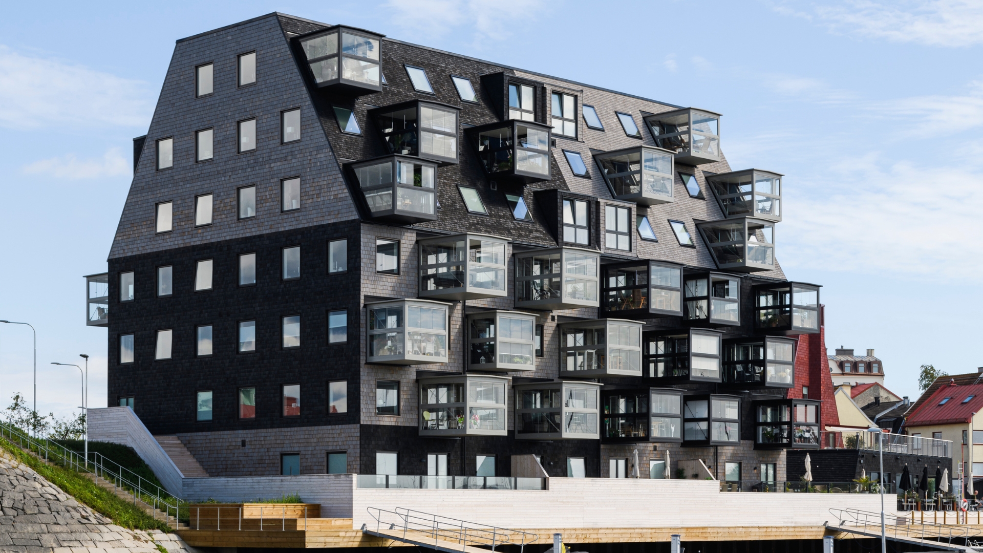Fasad av cederträspån i kulör SIlver och Svart.