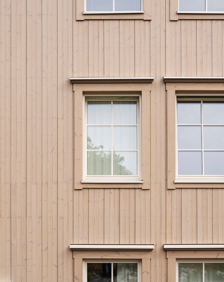 Fasad av ThermoWood BT Pigment Vit med fönster.