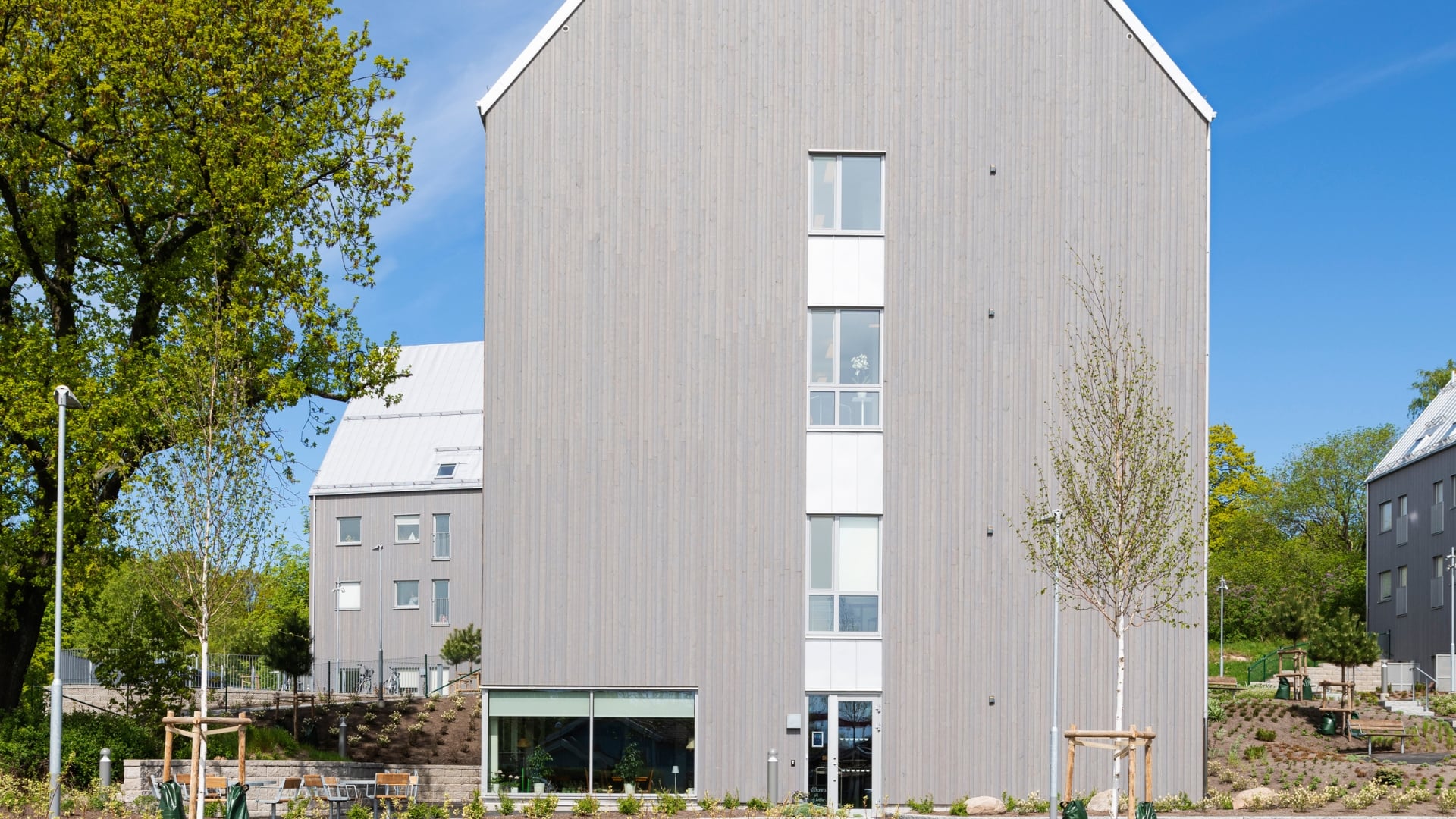 Flerbostadshus med fasad av ThermoWood BT Pigment Patinagrå