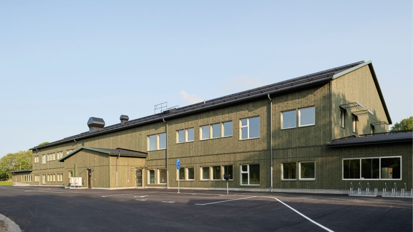 Parkering framför Limabacka förskola med panel i Kärnfuru KulörOlja Grön
