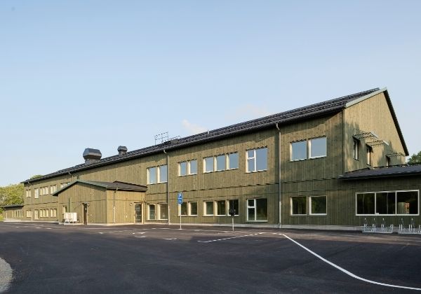 Parkering framför Limabacka förskola med panel i Kärnfuru KulörOlja Grön