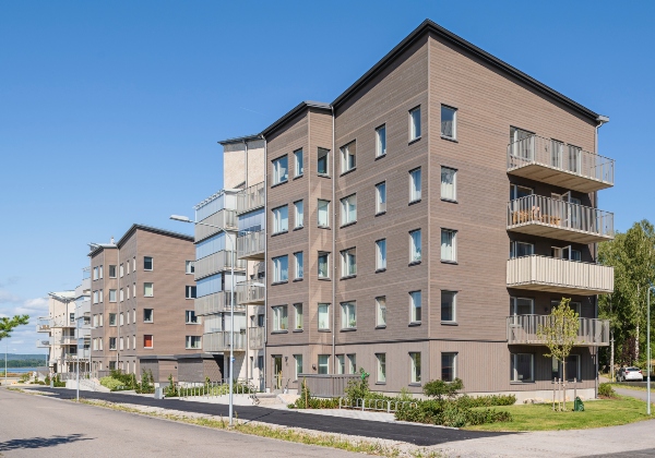 Fasad av patinagrå ThermoWood.