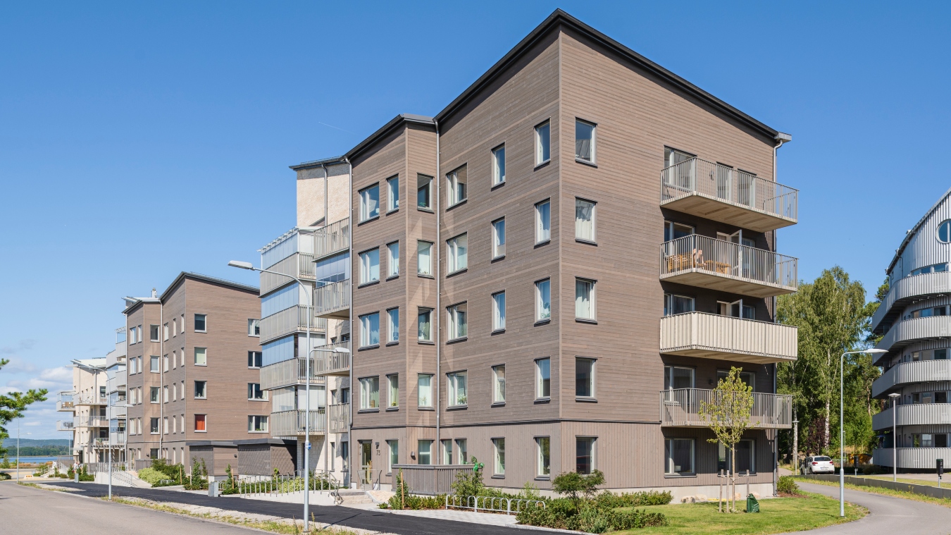 Fasad av patinagrå ThermoWood.