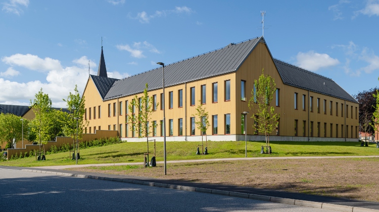 Östra Göinge kommunhus med fasad av ThermoWood BT Pigment Ockragul