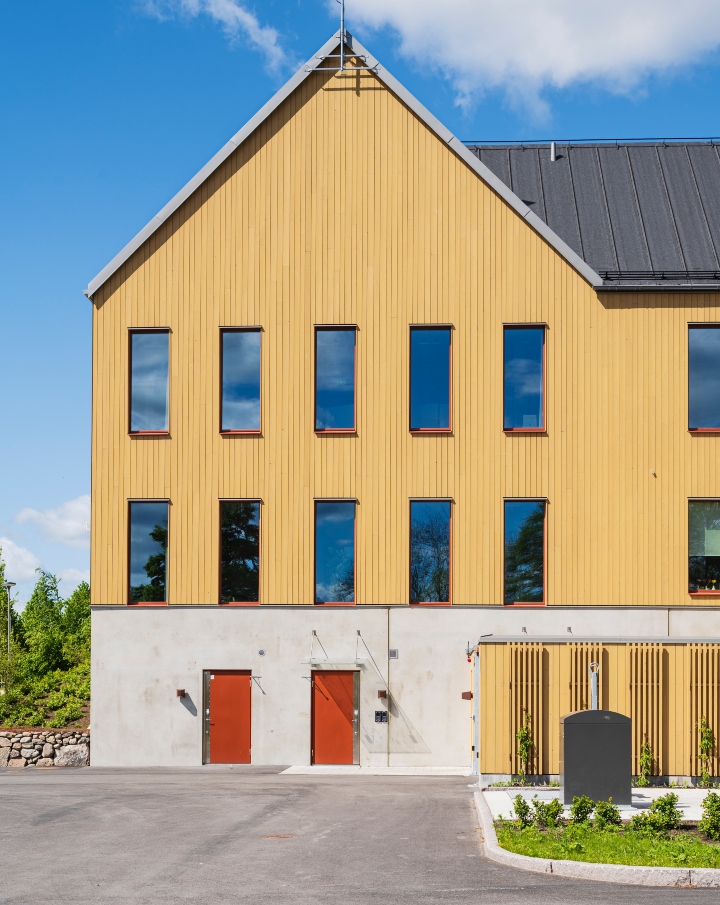 Fasad klädd med ThermoWood BT Pigment Ockragul på Östra Göinge kommunhus