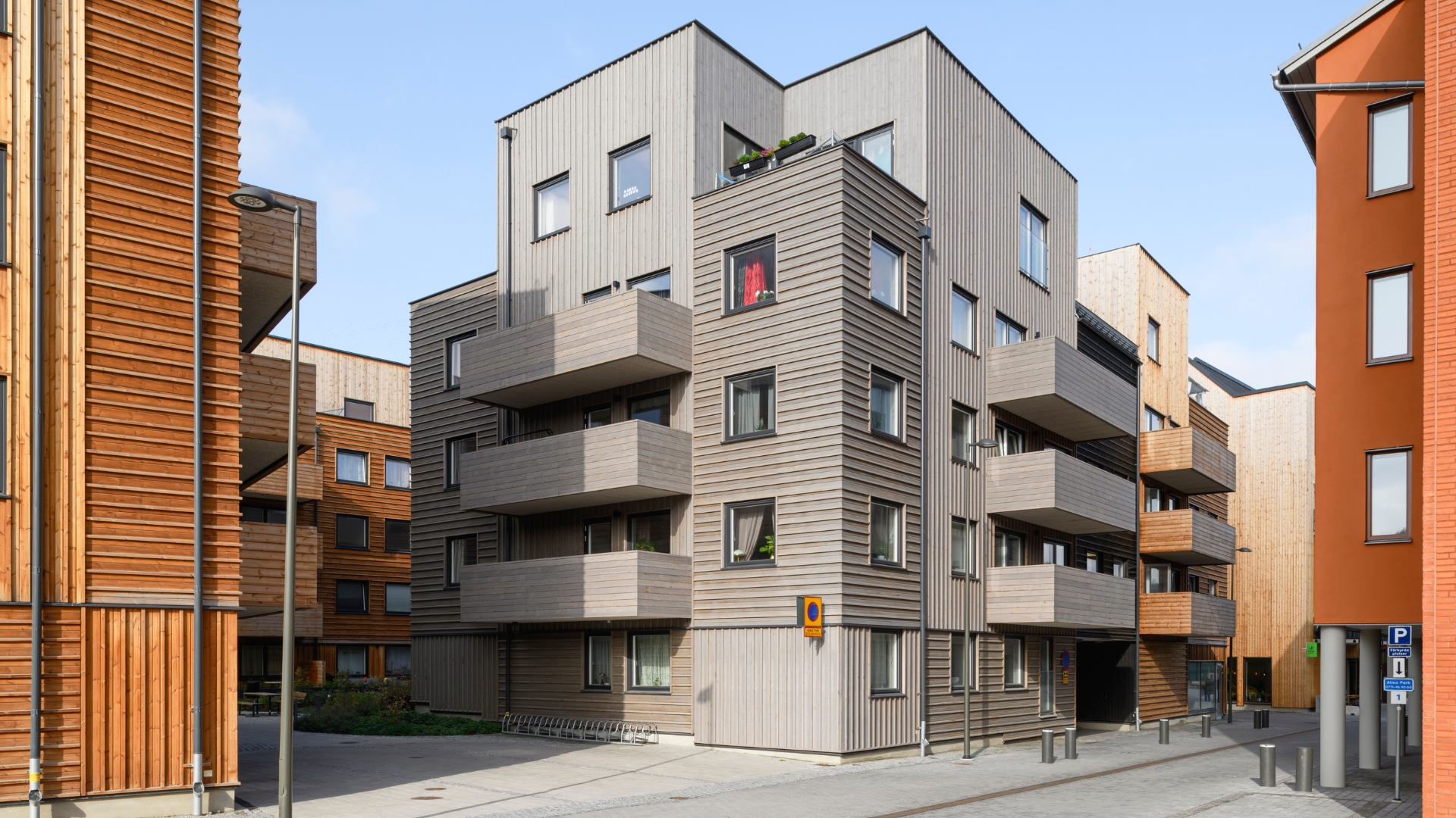 Fasad av naturlig och gråpigmenterad ThermoWood.