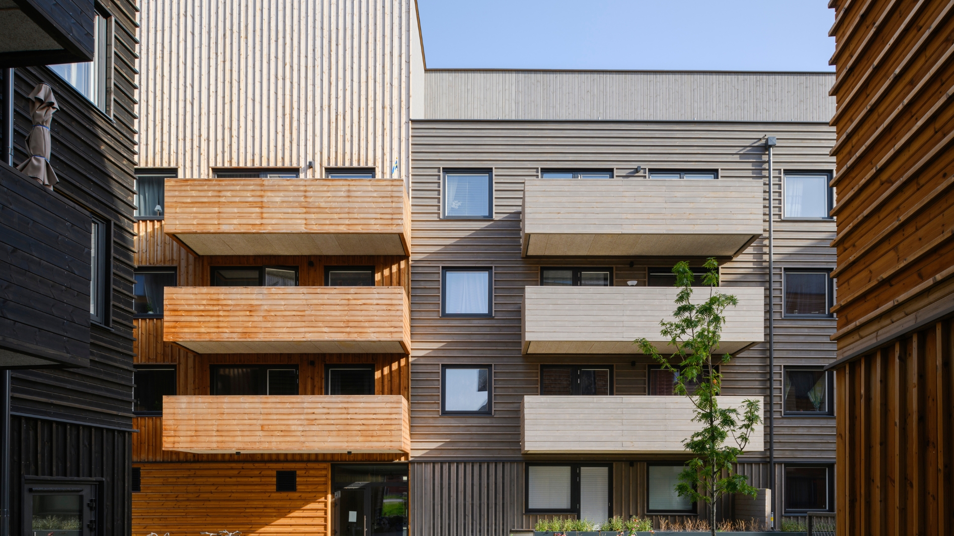 Fasad av naturlig och gråpigmenterad ThermoWood.