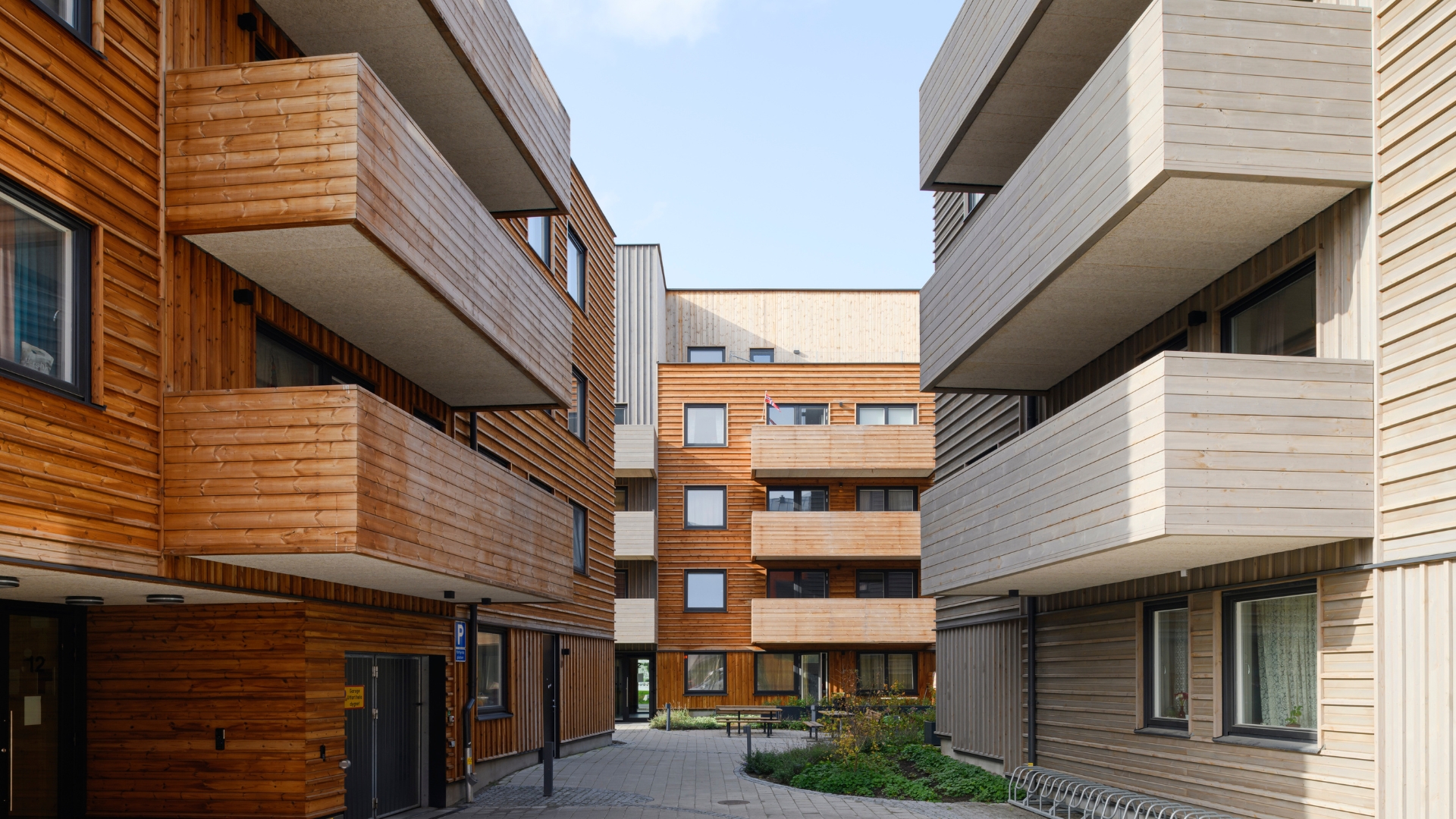 Fasad av naturlig och gråpigmenterad ThermoWood.