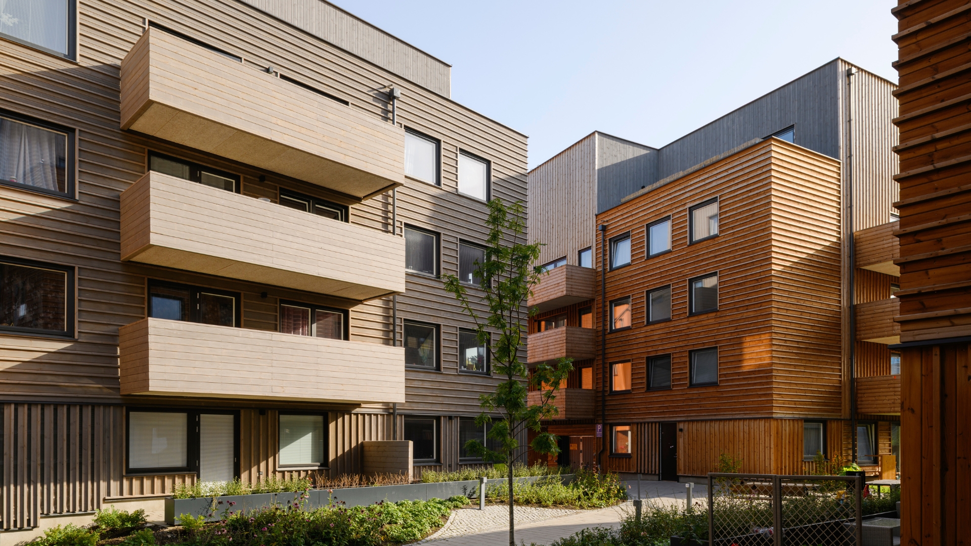 Fasad av naturlig och gråpigmenterad ThermoWood.