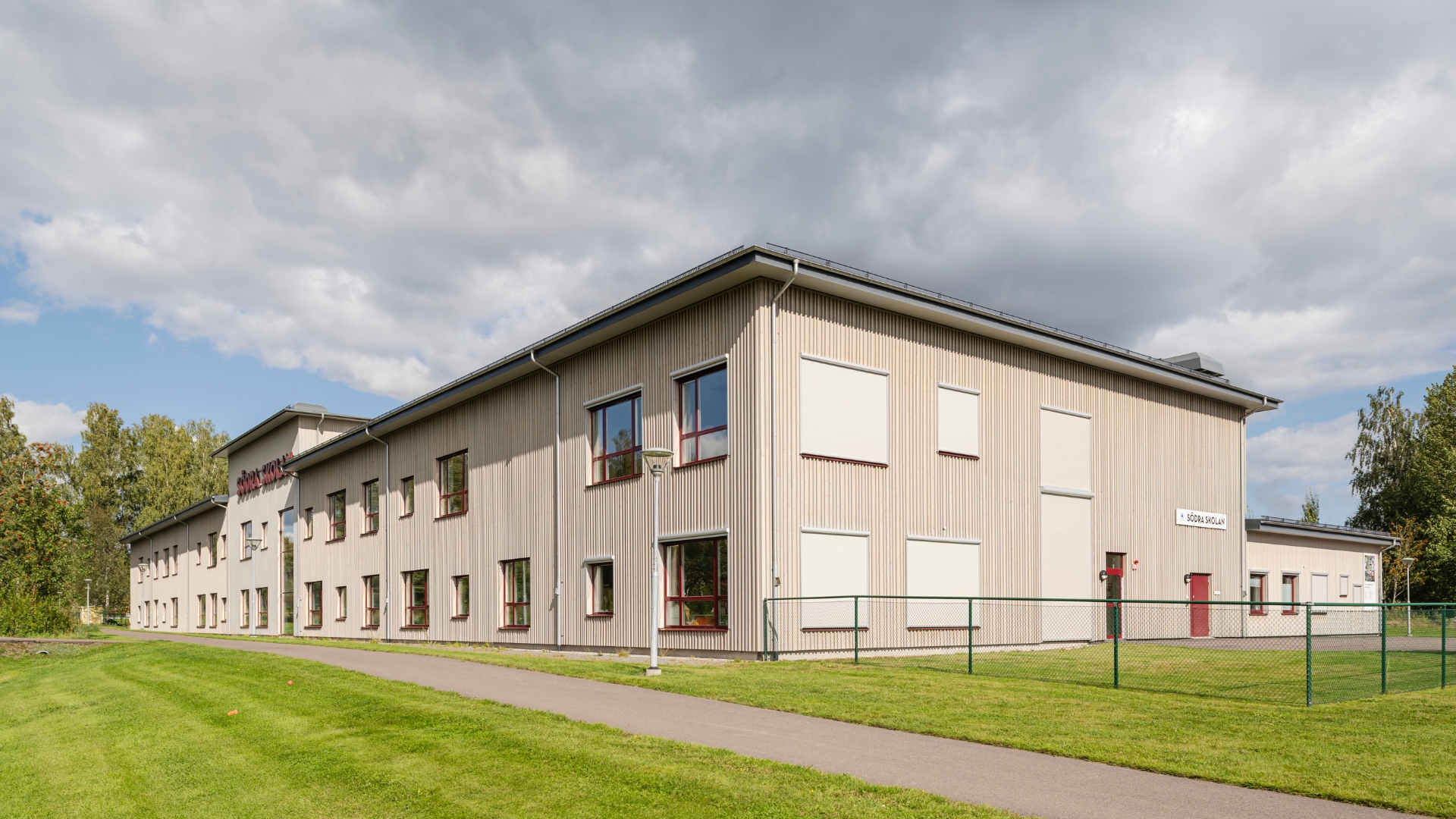 Fasad med panel av patinerad Thermowood med premiumolja Patinagrå.