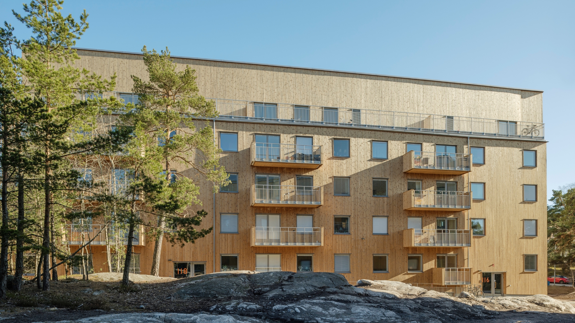 Flerbostadshus med fasad av ThermoWood.
