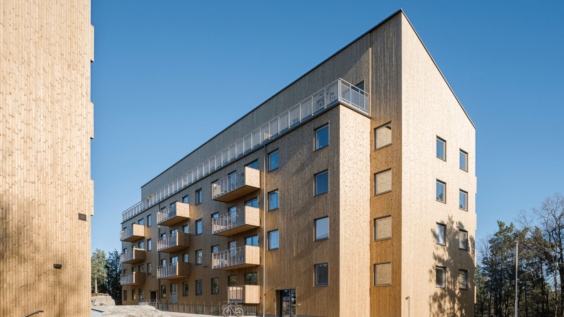 Flerbostadshus med fasad av ThermoWood.