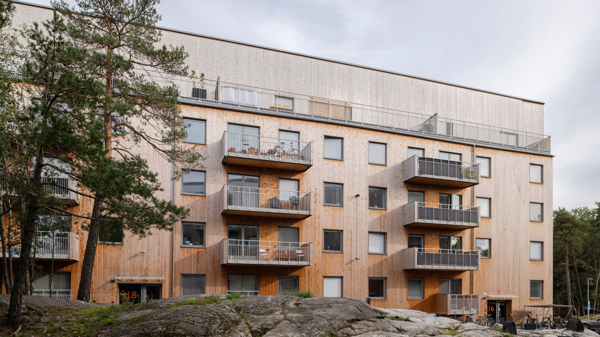 Flerbostadshus med fasad av ThermoWood.