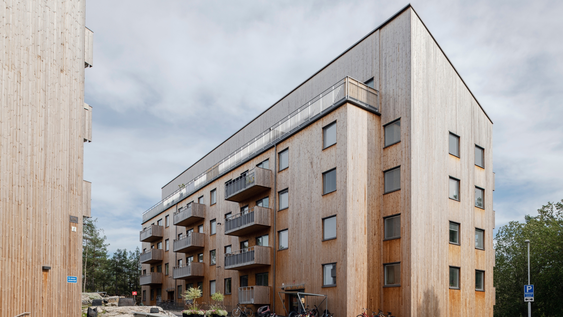 Flerbostadshus med fasad av ThermoWood.