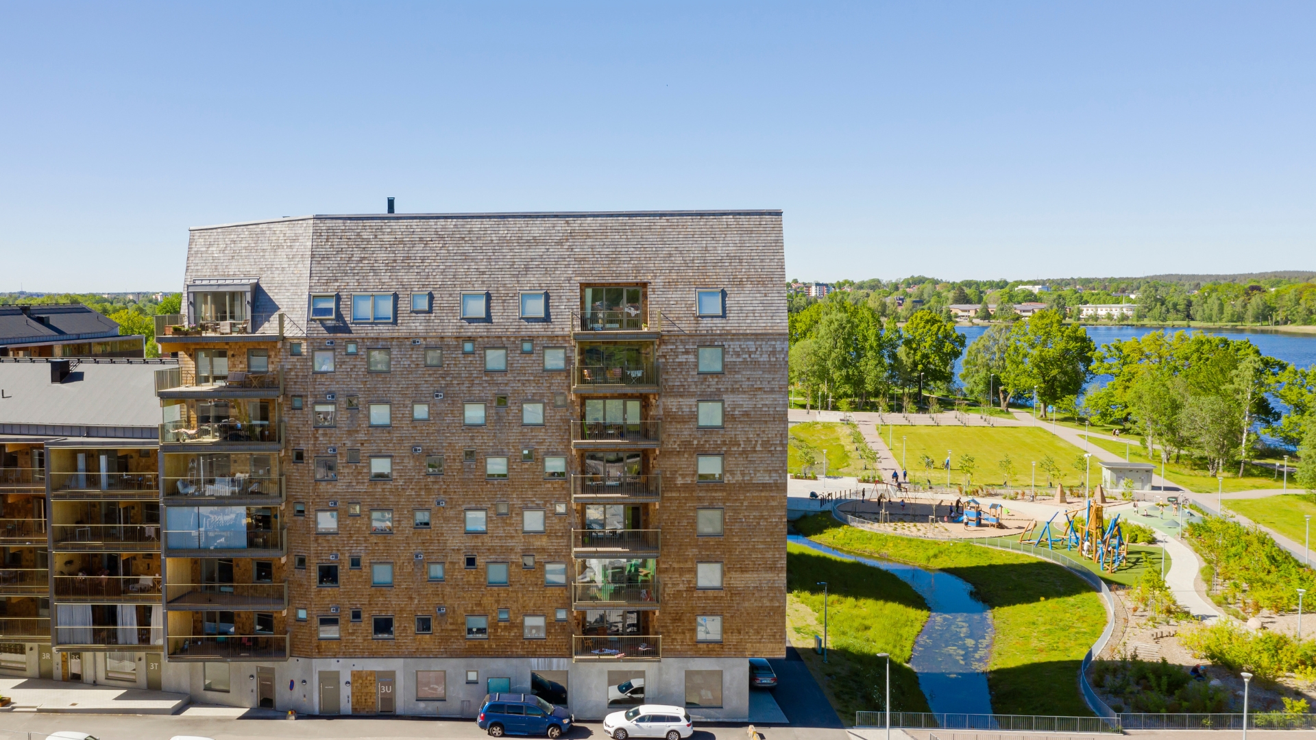 Fasad av cederträspån i olika nyanser