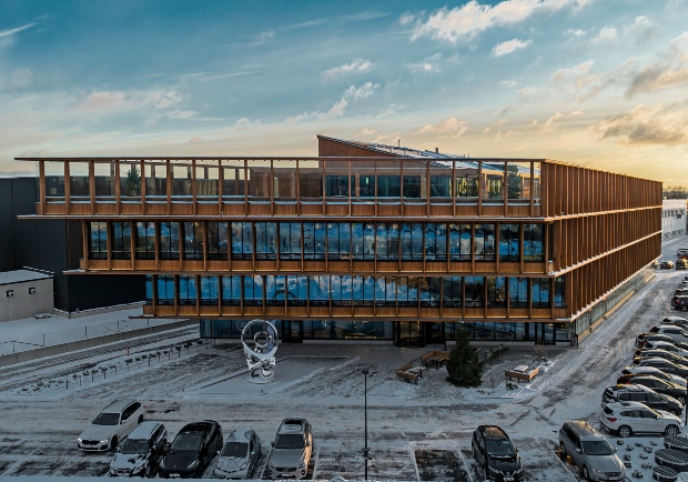 Fasad av brunpigmenterad Kärnfuru