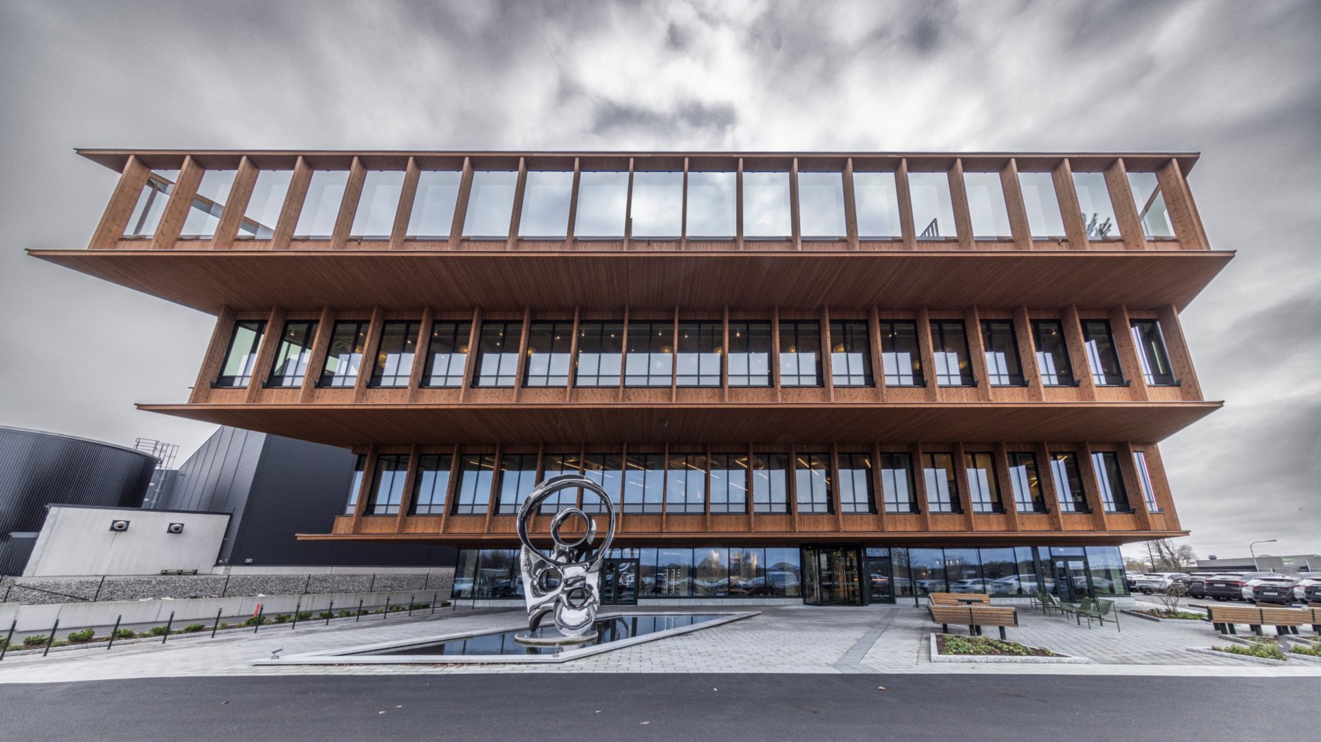 Fasad av brunpigmenterad Kärnfuru