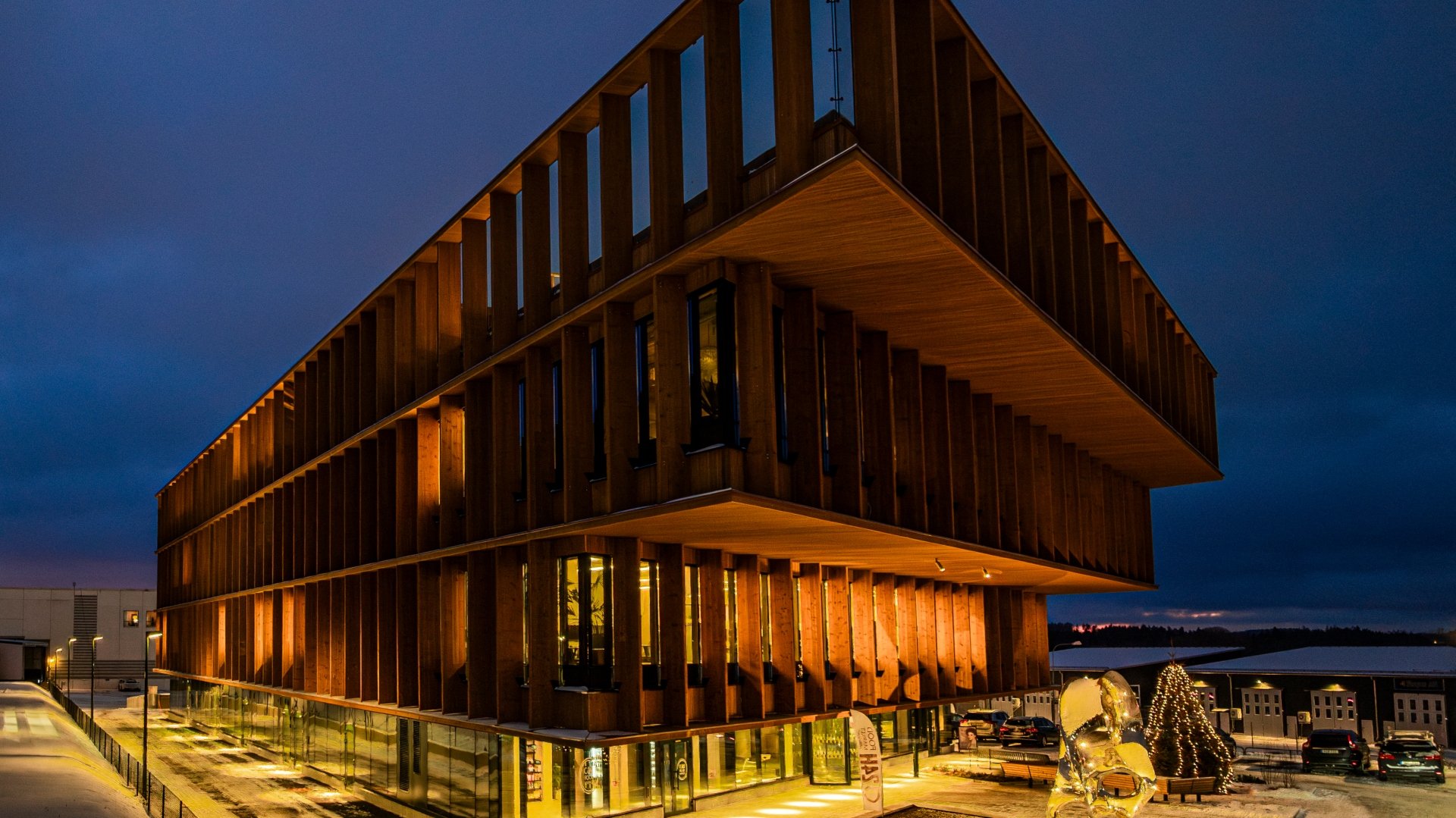 Fasad av brunpigmenterad Kärnfuru