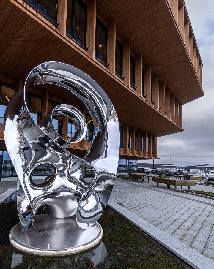 Fasad av brunpigmenterad Kärnfuru