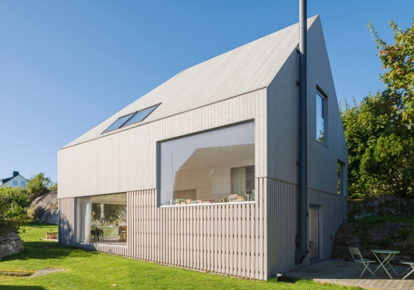 Villa med fasad och tak av ThermoWood med Premiumolja Patinagrå