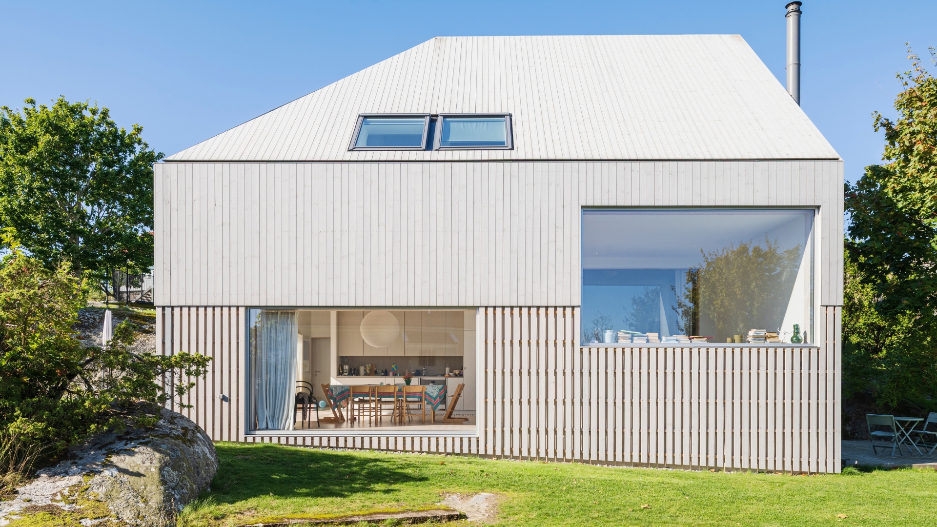 Villa med fasad och tak av ThermoWood med Premiumolja Patinagrå