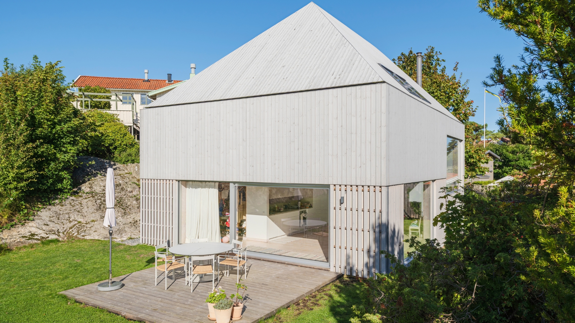 Villa med fasad och tak av ThermoWood med Premiumolja Patinagrå