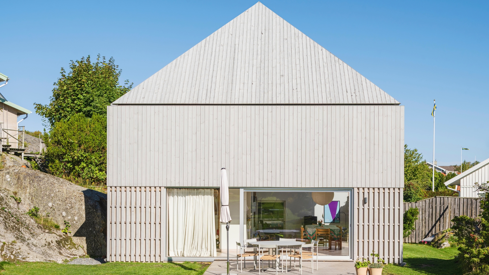 Villa med fasad och tak av ThermoWood med Premiumolja Patinagrå