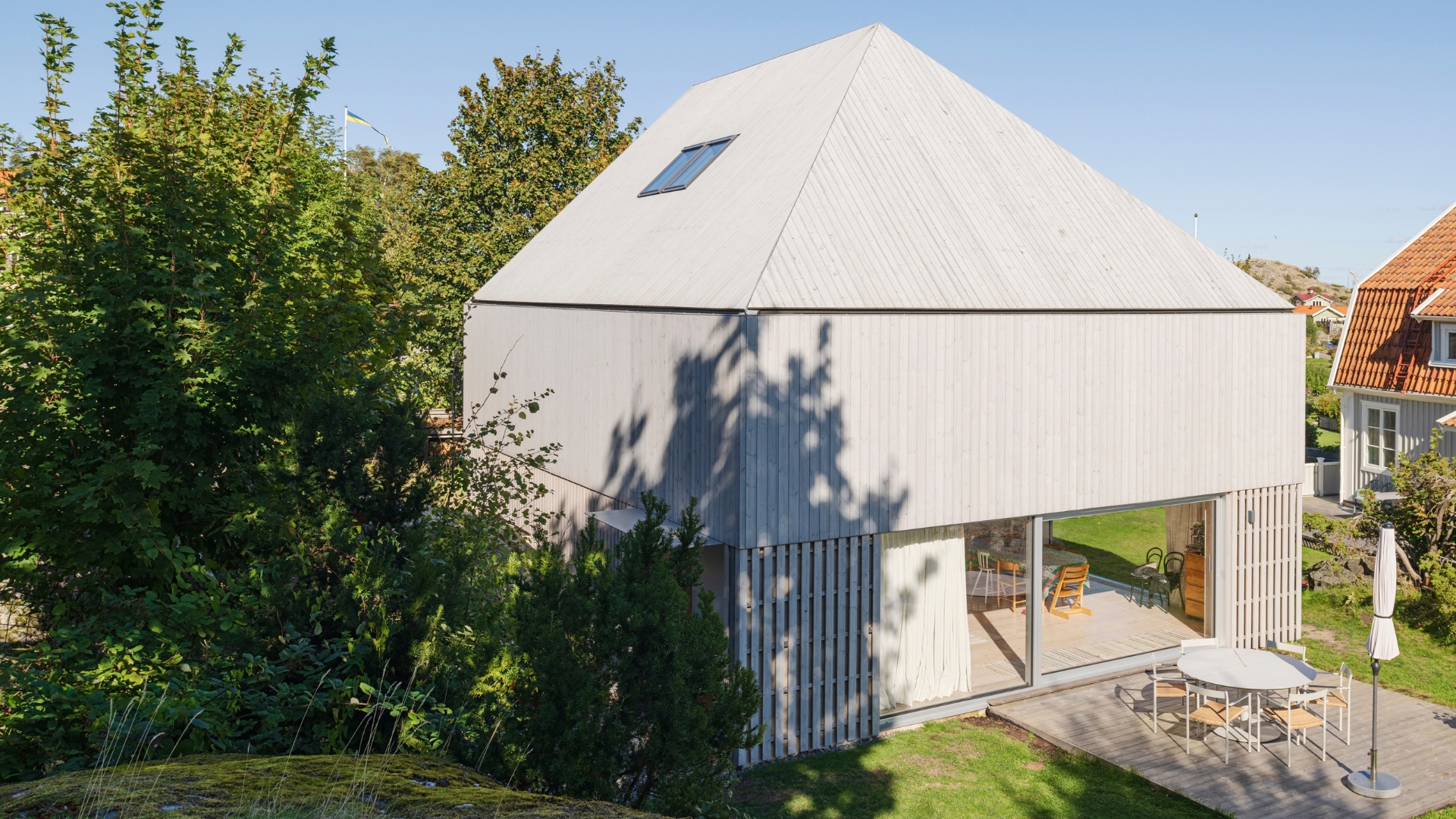 Villa med fasad och tak av ThermoWood med Premiumolja Patinagrå