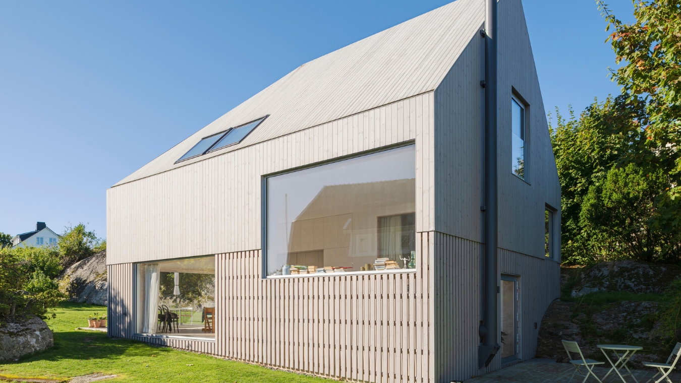 Villa med fasad och tak av ThermoWood med Premiumolja Patinagrå
