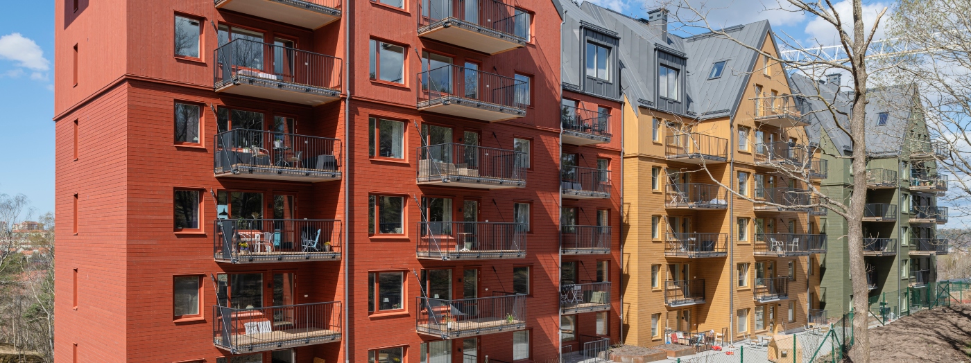 Hus med ytterpanel av ThermoWood BT Pigment i rött, gult och grönt