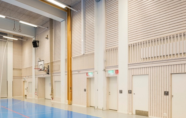 Idrottshall med träpanel
