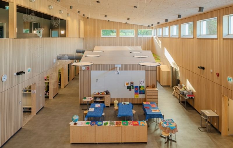 En aula med ribbpanel av furuplywood.
